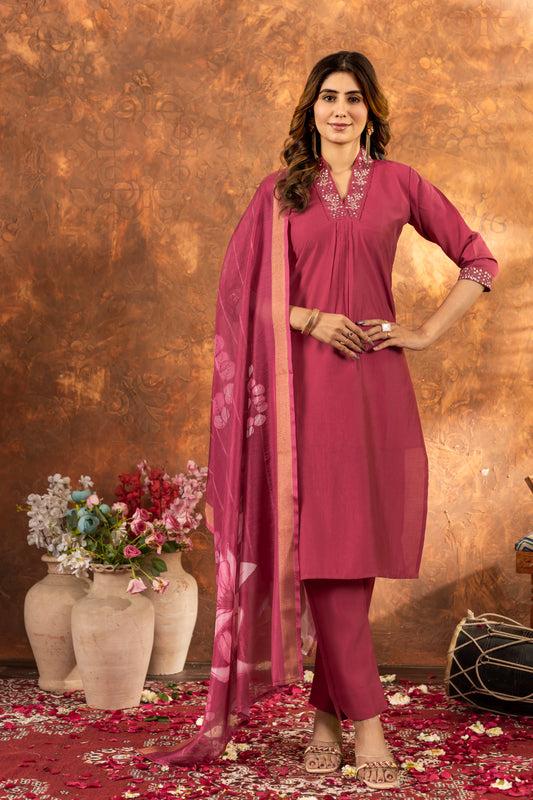 Elegant Gajari Kurti Set with Floral Dupatta – Perfect for Every Occasion