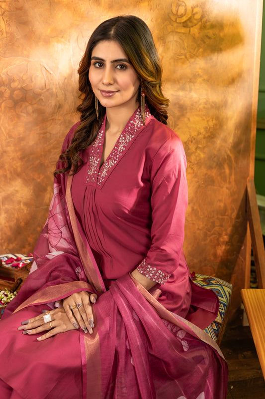 Elegant Gajari Kurti Set with Floral Dupatta – Perfect for Every Occasion
