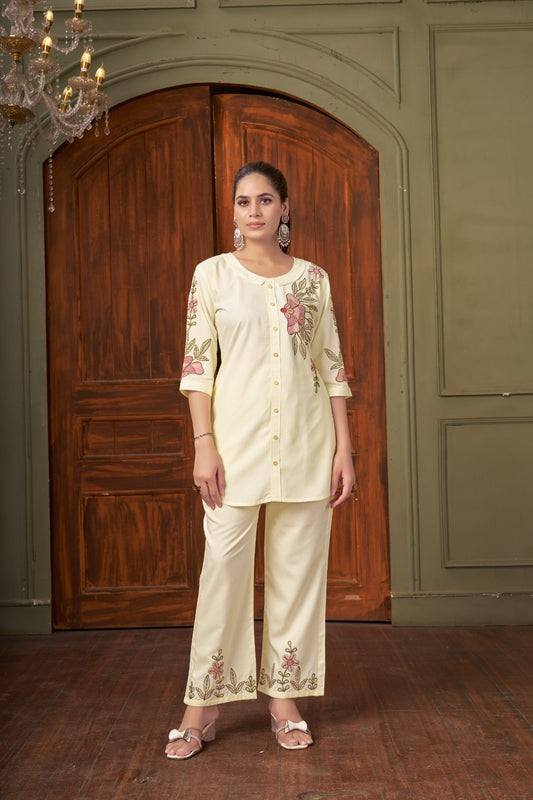 👗 Stylish Mauve Co-Ords Set with Vibrant Geometric Embroidery👗 👗