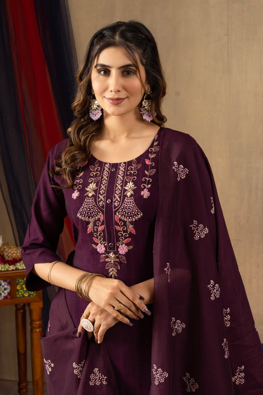 Traditional Charm Meets Modern Grace – Embroidered Kurti Set