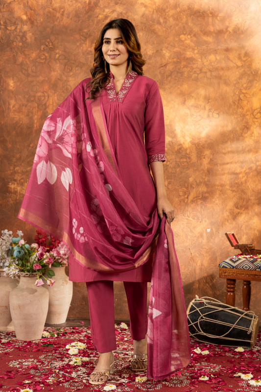 Elegant Gajari Kurti Set with Floral Dupatta – Perfect for Every Occasion