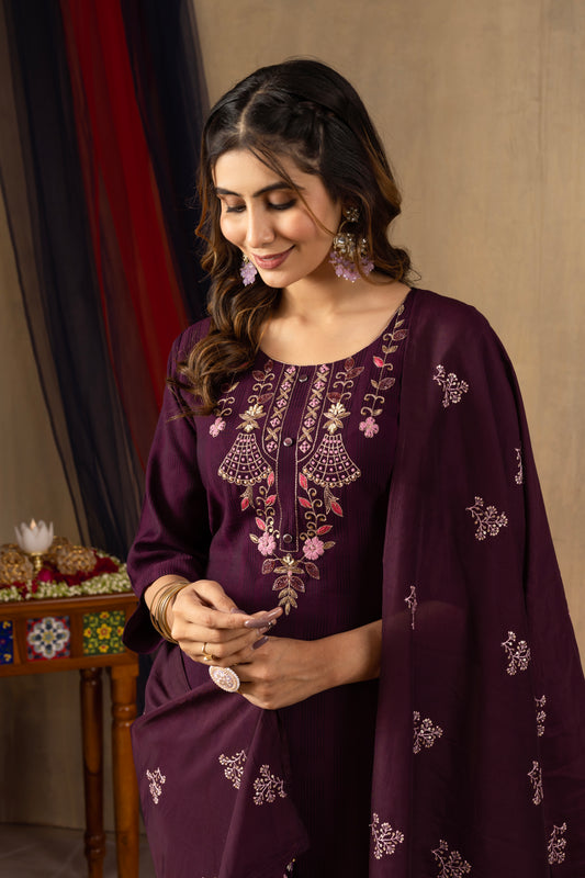 Traditional Charm Meets Modern Grace – Embroidered Kurti Set