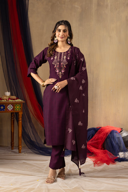 Traditional Charm Meets Modern Grace – Embroidered Kurti Set