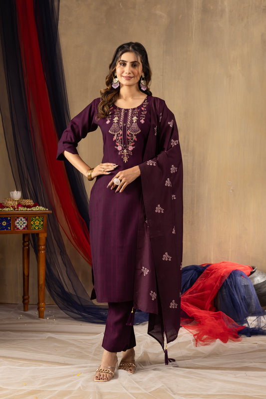 Traditional Charm Meets Modern Grace – Embroidered Kurti Set