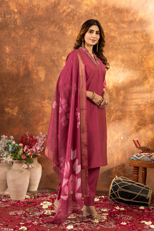 Elegant Gajari Kurti Set with Floral Dupatta – Perfect for Every Occasion