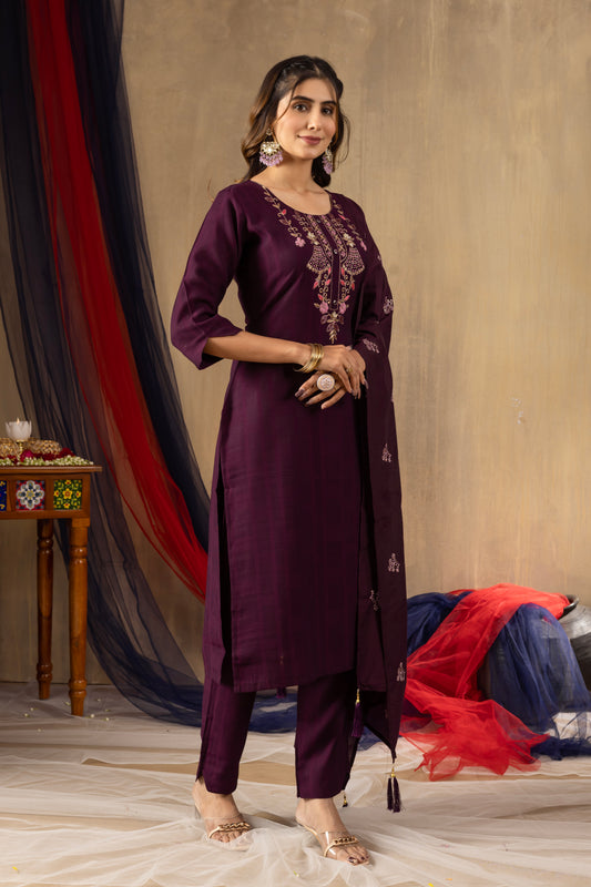 Traditional Charm Meets Modern Grace – Embroidered Kurti Set