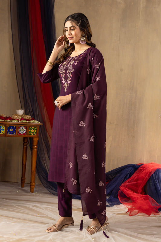 Traditional Charm Meets Modern Grace – Embroidered Kurti Set