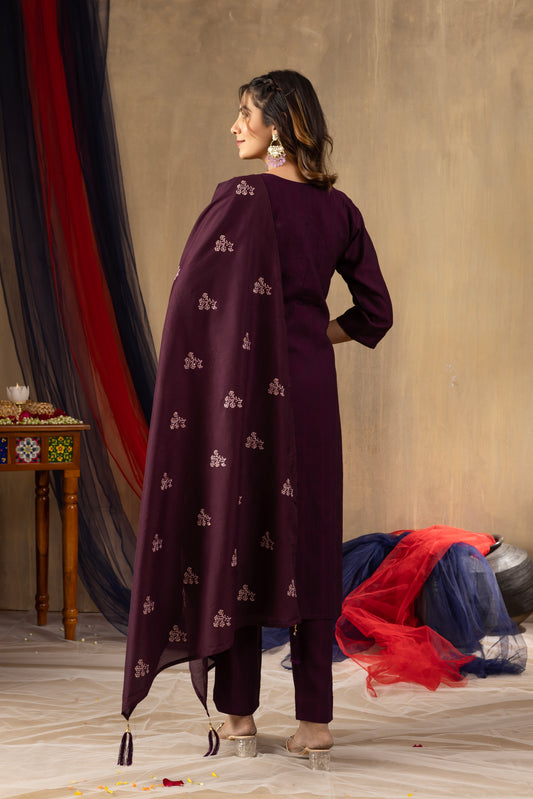 Traditional Charm Meets Modern Grace – Embroidered Kurti Set