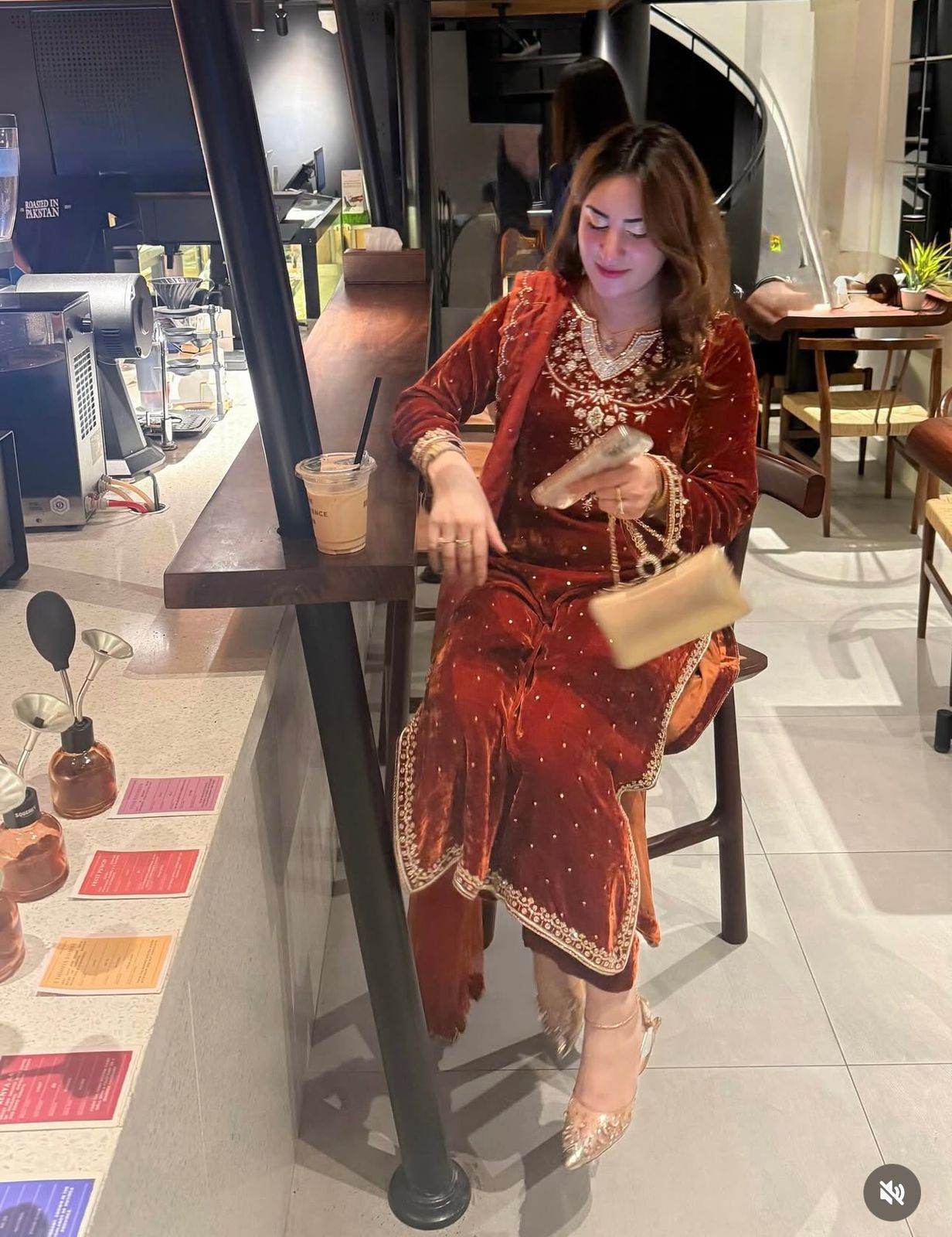 👜launching new design velvet *(top&pent&dupatta) reddy to wear look design