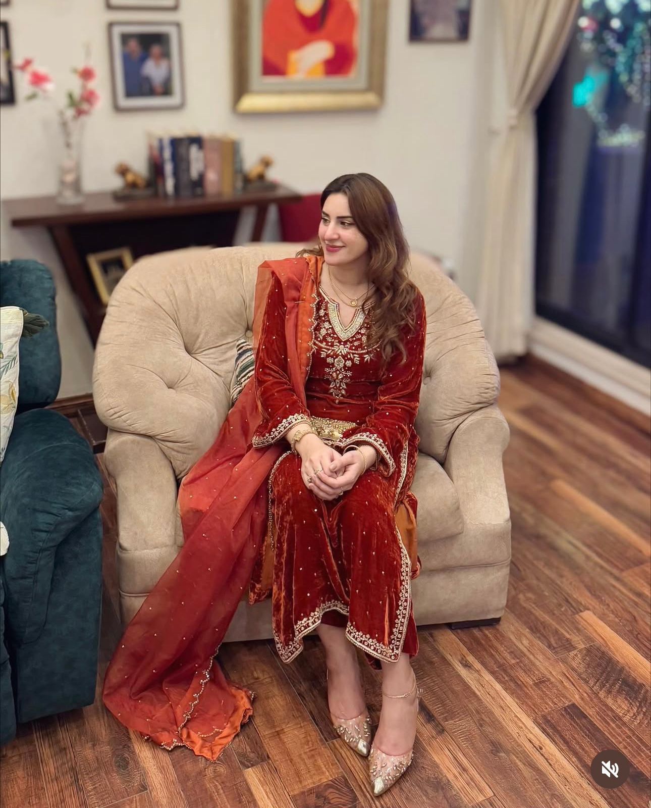 👜launching new design velvet *(top&pent&dupatta) reddy to wear look design