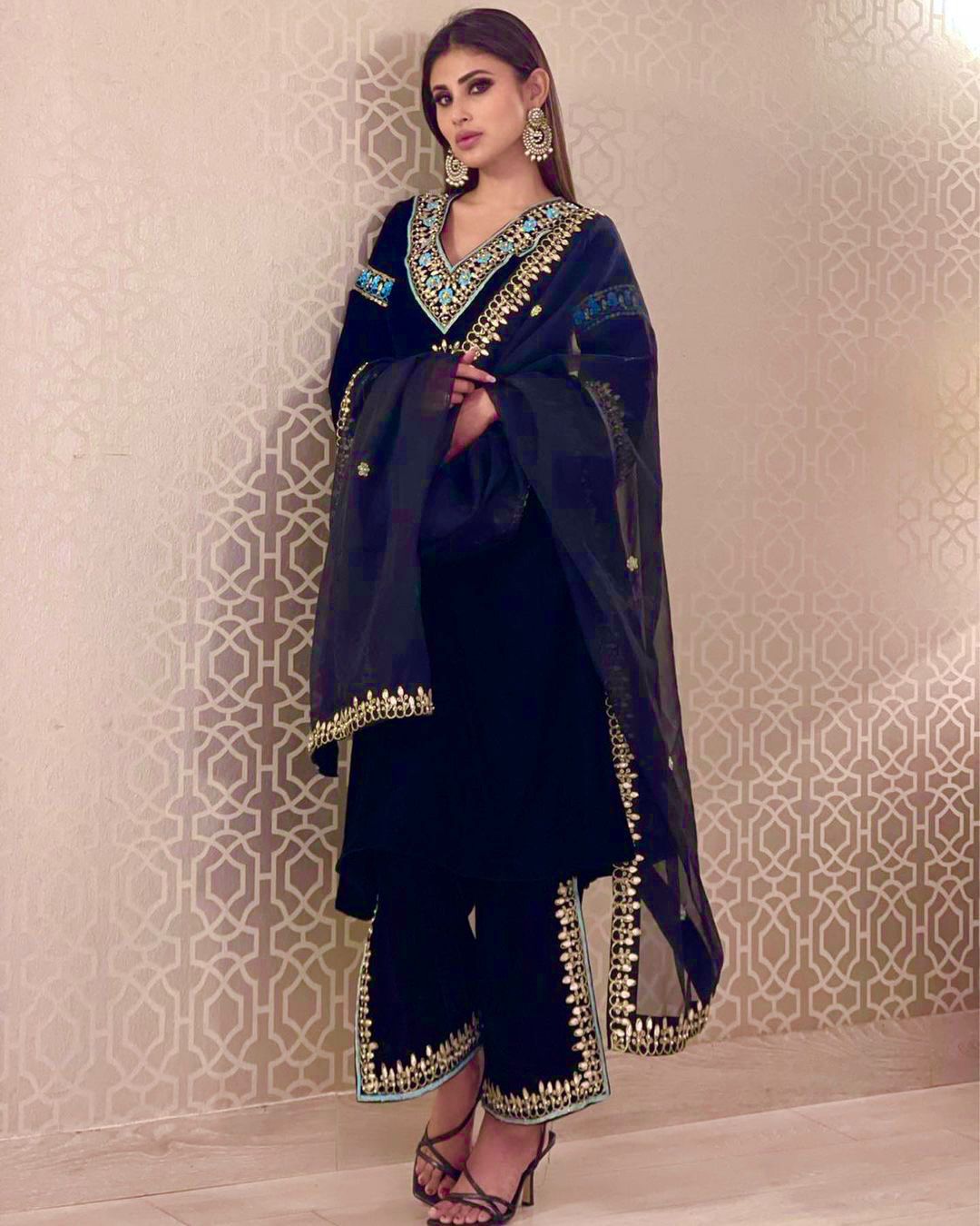 🦋 đěsigner party wear look heavy pure viscose velvet top plazzo pent & dupatta set