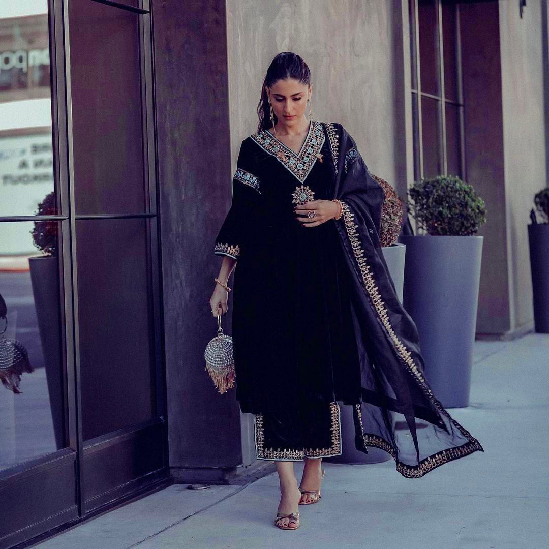 🦋 đěsigner party wear look heavy pure viscose velvet top plazzo pent & dupatta set