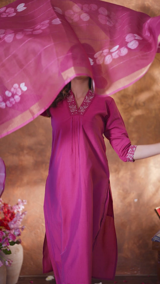 Elegant Gajari Kurti Set with Floral Dupatta – Perfect for Every Occasion