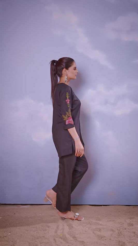 👗 Stylish Mauve Co-Ords Set with Vibrant Geometric Embroidery👗 👗